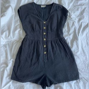 Universal Threads black romper in great condition